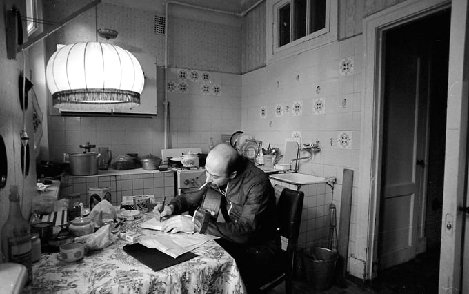 «Монолог пилота “Черного тюльпана”» стал одной из самых известных песен Розенбаума об Афганистане. Ее герой — летчик, выполняющий рейсы с телами погибших советских военнослужащих. Песня вошла в выпущенную в 1987 году пластинку «Дорога длиною в жизнь». Военная тема у Розенбаума не ограничилась Афганистаном. Он писал о Великой Отечественной войне, блокаде и памяти погибших. Среди таких песен — «А может, не было войны?», «На Дороге жизни» и «Бабий Яр». На фото: Александр Розенбаум в 1986 году