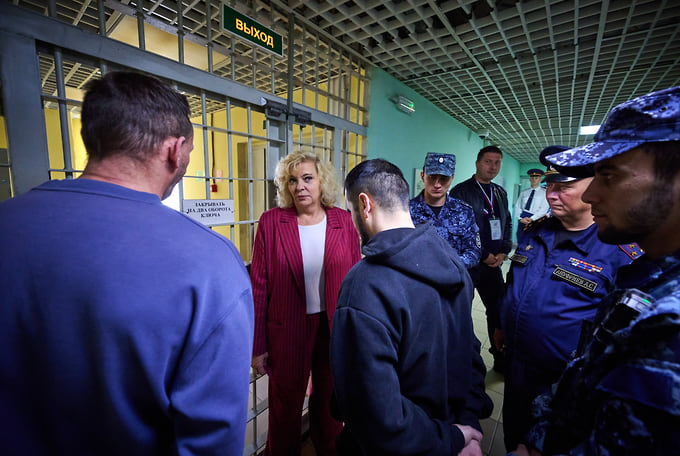Уполномоченный по правам человека в Санкт-Петербурге Светлана Агапитова опрашивает подследственных перед голосованием