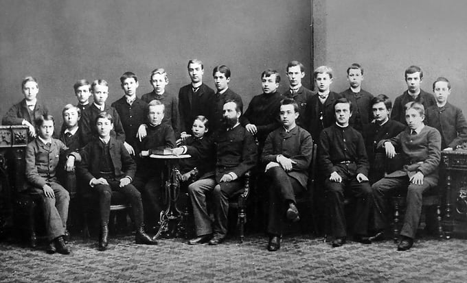 Общая фотография пятого класса гимназии Карла Мая 1885 года. Среди учеников будущие художник и писатель, историк искусства Александр Бенуа (1870–1960) и публицист, художественный и литературный критик, религиозно-общественный и политический деятель, один из организаторов объединения «Мир искусства» Дмитрий Философов (1872–1940)
