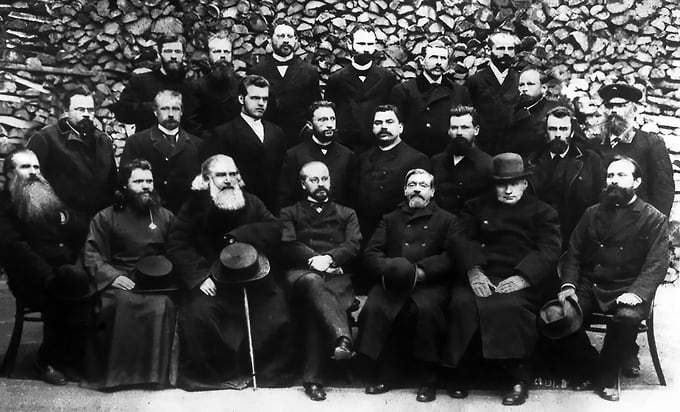 Преподаватели школы Карла Мая в 1891 году. Карл Май, к тому времени покинувший пост директора, — третий справа в первом ряду