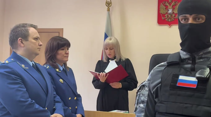 Петроградский районный суд Петербурга заочно приговорил к 13 годам лишения свободы в ИК общего режима концертного директора певца Игоря Талькова, продюсера Валерия Шляфмана 