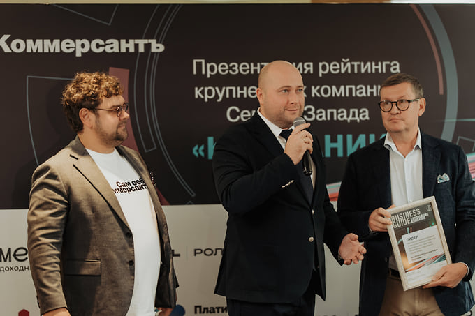 Илья Ященков, генеральный директор ГК «Место Смолячково» (в центре)