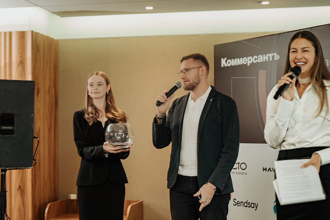 Павел Белов, директор по развитию компании «Плати по всему миру» (в центре)