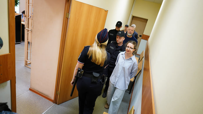 «Сидит ботом, комментарии редактирует»