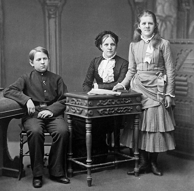 Анна Григорьевна с детьми Федором и Любовью, Петербург, 1870-е годы