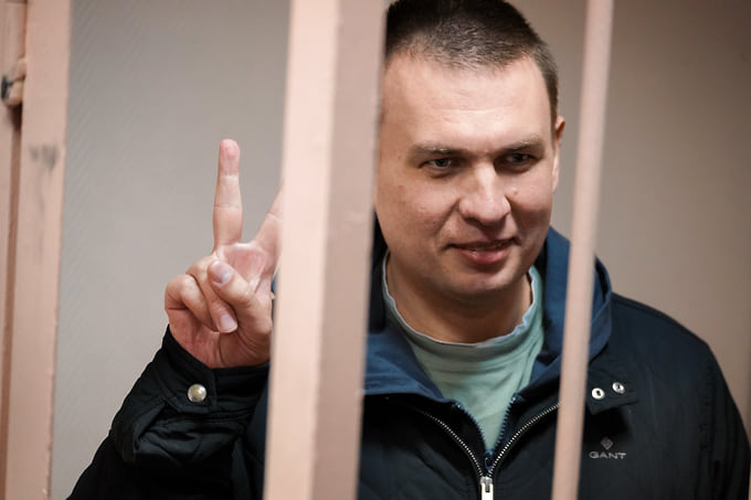 «Всем доброго дня», — обратился Илья Ремесло к собравшимся в суде журналистам