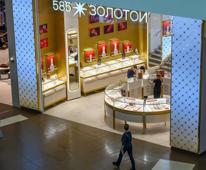 В августе 2025 года компания «585 Золотой» открыла в петербургском ТРЦ «Галерея» свой первый в городе двухэтажный магазин