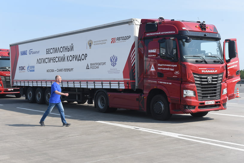 Движение высокоавтоматизированных транспортных средств на федеральных трассах началось в июне 2023 года с трех автомобилей на М11 «Нева». К началу 2026 года по дорогам страны уже курсировало более 95 беспилотных грузовиков, их совокупный пробег превысил 14,5 млн км в безаварийном режиме