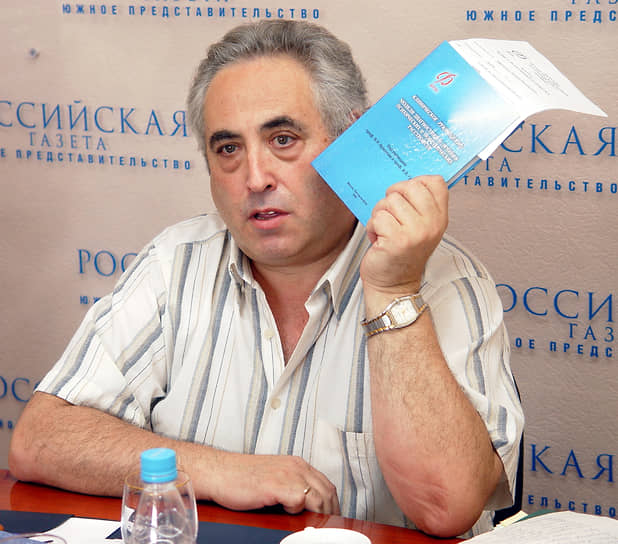 «Можно создать портрет маньяка. Это задача психиатра, хорошо знающего проблему. Первый портрет на 56 страницах, который мы создали, был «проспективный» портрет Чикатило. Сделано это было за много лет до того, как его задержали…Биографические, физические, психологические, профессиональные данные о человеке, само собой, вероятностные. В нем особенности его поведения» (из интервью газете «Комсомольская правда»). В 1984 году Александр Бухановский приступил к созданию «проспективного портрета» серийного убийцы (как оказалось позже — Андрея Чикатило). Эта работа принесла ростовскому психиатру всемирную известность