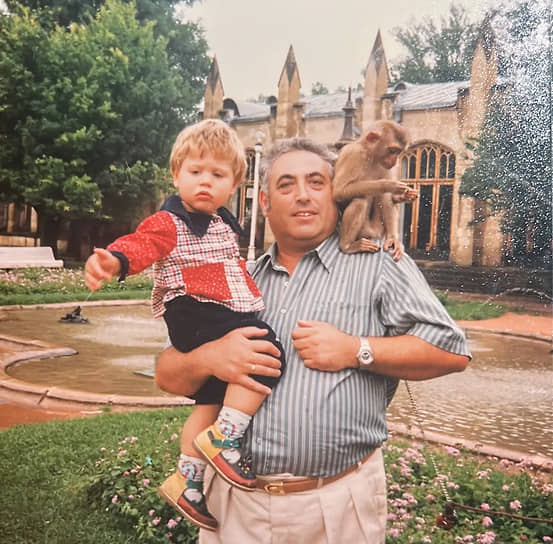 «Любая семья всегда и везде должна быть вместе, держаться друг за друга и помогать. В идеале нужно чтобы в семье были оба родителя, а дети росли в любви и согласии» (из интервью газете «Комсомольская правда»). На фото: Александр Бухановский с внуком Женей. Евгений вырос и пошел по стопам любимого дедушки