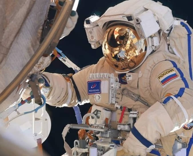 15 сентября 2023 года в 18:44 по московскому времени пилотируемый корабль «Союз МС-24» был запущен с космодрома Байконур с экипажем в составе: командира Олега Кононенко, бортинженера Николая Чуба и астронавта NASA Лоран О’Хара. Поздно вечером, в 21:53, корабль пристыковался к модулю «Рассвет». 25-26 октября космонавты Николай Чуб и Олег Кононенко совершили выход в открытый космос продолжительностью более семи часов: отключили гидравлические контуры дополнительного радиационного теплообменника модуля «Наука», из которого произошла утечка теплоносителя, осмотрели место негерметичности на радиаторе, установили и подключили радиолокатор на модуле «Наука» для проведения эксперимента, запустили студенческий наноспутник. На фото: Николай Чуб во время выхода в открытый космос