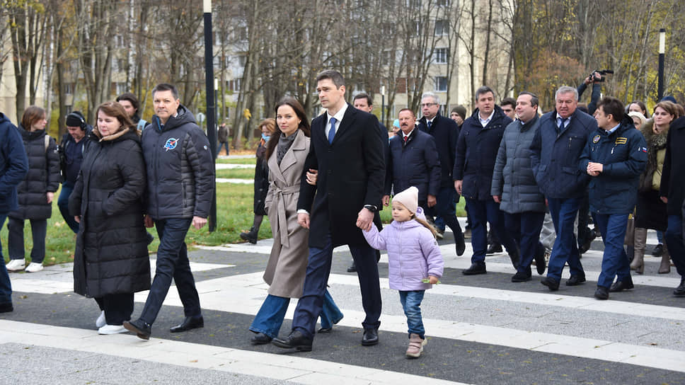 25 октября 2024 года В Звездном городке состоялась торжественная церемония встречи экипажа экспедиции МКС 70-71 после завершения космического полета. Все внимание было приковано к героям дня — командиру отряда космонавтов Роскосмоса, Герою России Олегу Кононенко и бортинженеру Николаю Чубу. Старт церемонии встречи дал начальник Центра подготовки космонавтов им. Ю.А. Гагарина Максим Харламов. По его словам, Олег Дмитриевич и Николай Александрович выполнили самый длительный космический полет по программе МКС. На фото: Николай Чуб со своей семьей во время церемонии в Звездном городке