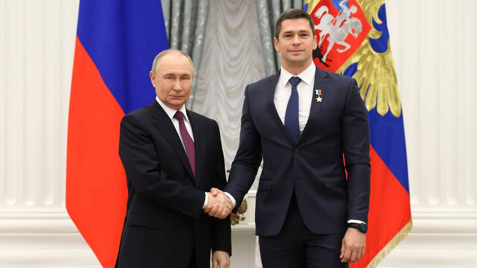 10 марта 2025 за мужество и героизм, проявленные при осуществлении длительного космического полета в составе экипажа Международной космической станции, космонавту Николаю Чубу было присвоено звание Герой Российской Федерации. В тот же день дончанину также присуждено почетное звание «Летчик-космонавт Российской Федерации». На фото: Президент России Владимир Путин и космонавт Николай Чуб во время церемонии награждения