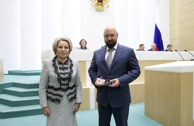 Спикер Совета Федерации Валентина Матвиенко и сенатор от Самарской области Владимир Кошелев 