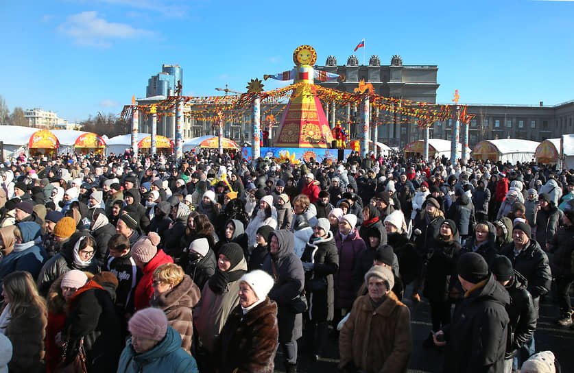 Масленичные гуляния проходили 21 и 22 февраля. Проводить зиму на площади имени Куйбышева собрались более 20 тысяч человек 