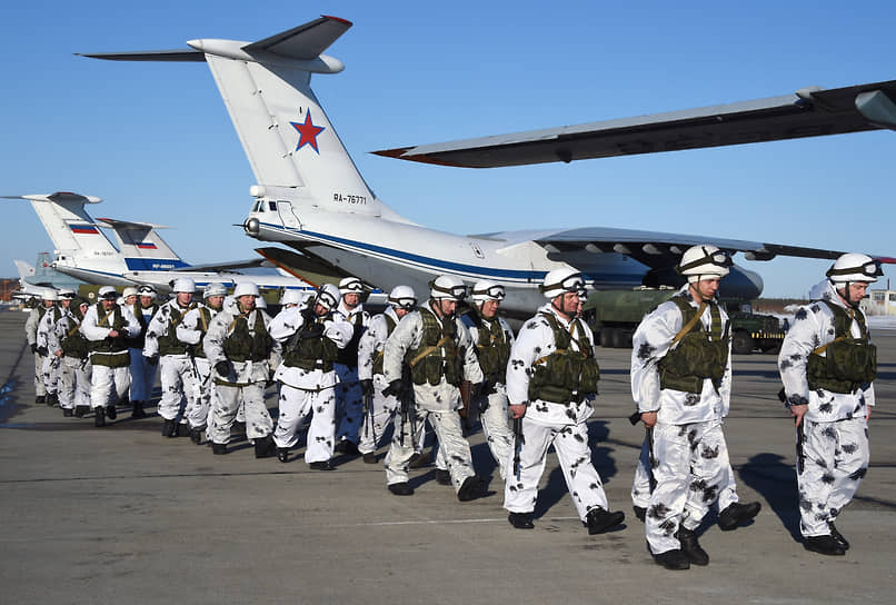 Учения на Северном морском флоте в рамках внезапной проверки боевой готовности войск (сил). Военнослужащие Ивановского соединения Воздушно-десантных войск прибыли на военно-транспортных самолетах Ил-76 на аэродром под Оленегорском в Мурманской области для участия во внезапной проверке Северного флота 