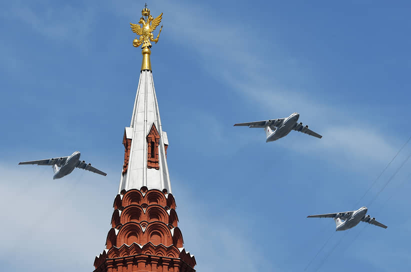 Праздничные мероприятия 70-летия Победы в Великой Отечественной войне в Санкт-Петербурге в 2015 году. Военный Парад, посвященный 70-й годовщине Победы в Великой Отечественной войне 1941–1945 годов на Красной Площади. В небе три Ил-76 ВКС РФ 