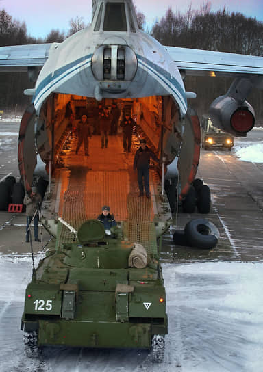 Командно-штабные учения с соединением Воздушно-десантных войск (ВДВ) в Псковской области в 2016 году. Погрузка в Ил-76 модернизированных боевых машин десанта второго поколения 