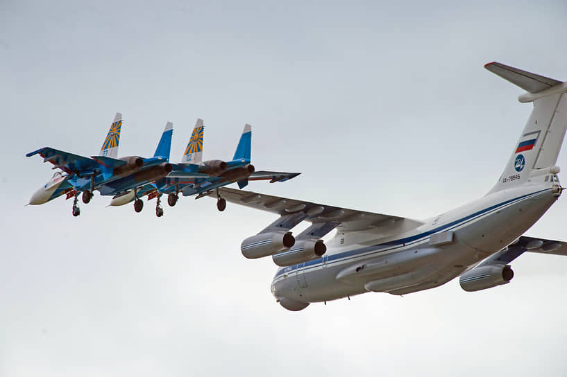 Ил-76 неоднократно участвовал в различных военных парадах и авиашоу. На фото —празднование 25-летия создания авиационных групп высшего пилотажа (АГВП) "Стрижи" (выступающих на самолете МиГ-29)  и "Русские Витязи" (выступающих на самолете Су-27). Выступление АГВП "Русские Витязи". Ил-76 выступает в качестве самолета-лидера 