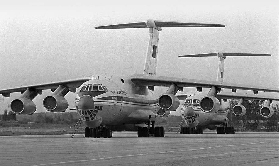 Самолеты Ил-76 на военной стоянке аэропорта Стригино. На заднем плане виден самолет с бортовым номером RA-76825, пострадавший в Махачкале во время авиапроисшествия. Инцидент произошел в аэропорту Уйташ 15 января 2009 года из-за ошибки диспетчеров, летчиков и плохих погодных условий 