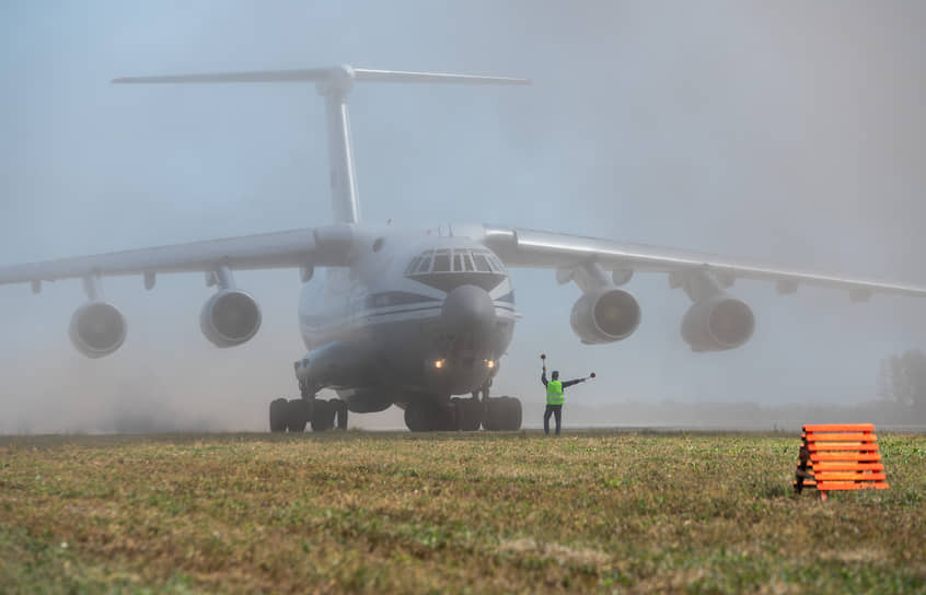 Ил-76 может осуществлять взлет и посадку как со специально подготовленных аэродромов, так и с грунтовых полос и аэродромных участков дорог общего пользования. На фото — момент учения смешанной авиационной группировки Западного военного округа на аэродромном участке трассы Е 38 «Курск-Саратов» в Воронежской области 