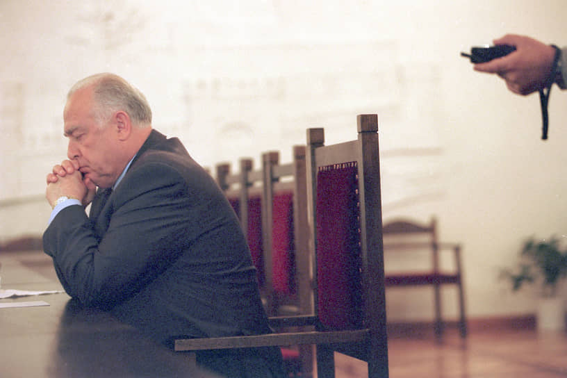 В июне 1995 года произошел захват заложников в больнице Буденновска Ставропольского края. Виктор Черномырдин провел переговоры с главарем чеченских террористов Шамилем Басаевым. В результате большинство из двух тысяч заложников удалось освободить. Несмотря на то, что в итоге погибли 180 человек, рейтинг Черномырдина и доверие к нему резко возросли, политику было присвоено звание почетного гражданина города Буденновска 