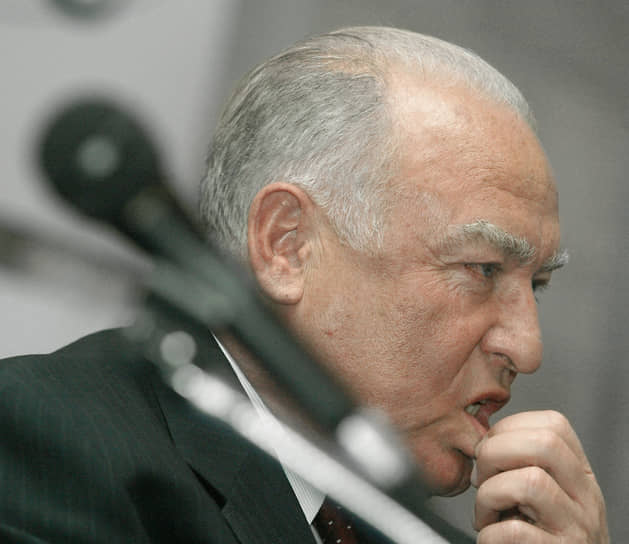 Виктор Черномырдин во время презентации своей книги «Вызов». 2003 год 