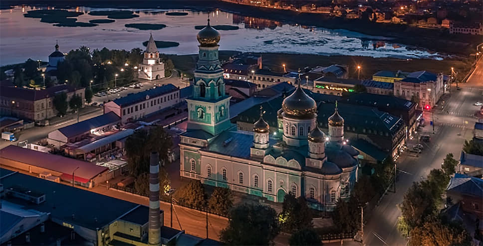 Казанский собор в Сызрани. Храм строился с 1866 по 1872 год по проекту архитектора Александра Тамаринского. На снимке также видна Спасская башня Кремля и храм Рождества Христова (1717-1741) 