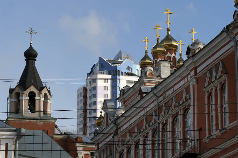 Иверский женский монастырь ведет свою историю с 1850 года. Во время Русско-турецкой войны 1877—1878 годов монахини обители вышили знаменитое Самарское знамя, которое было подарено болгарским ополченцам. Полотнище стало одним из символов вооруженных сил Болгарии. Среди дореволюционных построек монастыря сохранились Иверский и Иерусалимский храмы 
