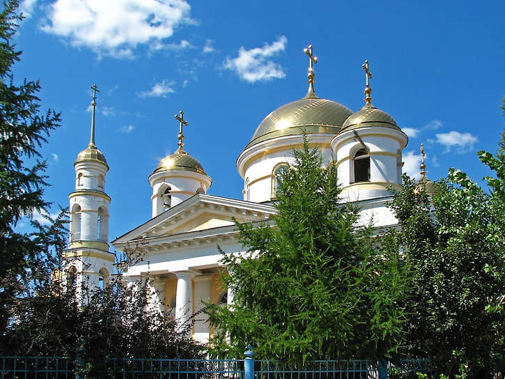 Храм Рождества Христова в поселке Волжский (Большая Царевщина) 1833 года постройки.  У стен церкви похоронен декабрист Алексей Веденяпин (1804—1847) 