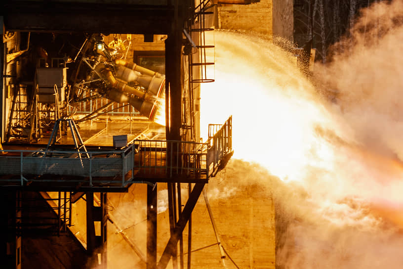 В 1958 году началось серийное производство жидкостных ракетных двигателей типа РД-107 и РД-108 ОКБ-456 В.П. Глушко для межконтинентальной баллистической ракеты Р-7, а также ракет-носителей «Восток», «Восход», «Союз» и др. На снимке — испытания серийного жидкостного ракетного двигателя типа РД-107А/РД-108А 