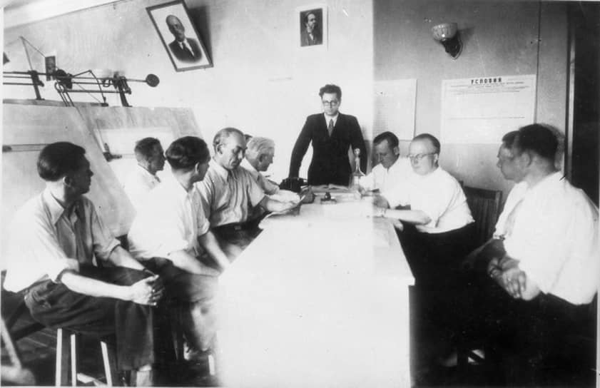 Директором нового завода был назначен Н. М. Олехнович.  Осенью 1946 года в поселок Управленческий, где было решено организовать производство газотурбинных двигательных установок — принципиально новых авиационных моторов, из побежденной Германии в обстановке строжайшей секретности доставили 405 немецких инженеров, а также рабочих с семьями и необходимой техникой. Ранее эти специалисты были заняты на заводах «Юнкерс», «БМВ» и «Аскания» 