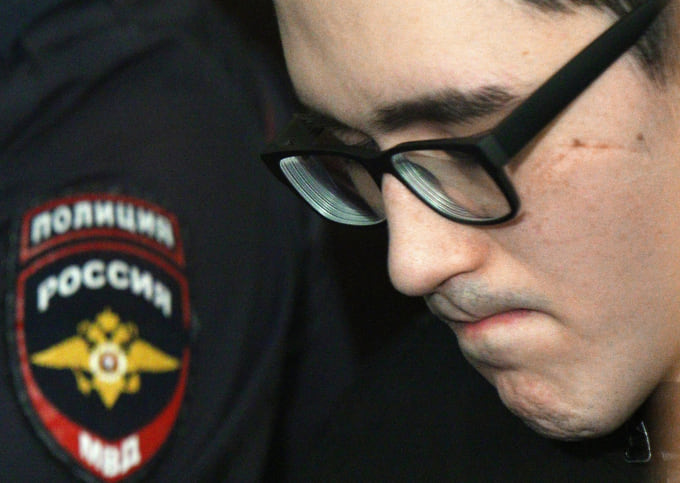 Еще одним известным арестантом "Черного дельфина" стал Ильназ Галявиев, устроивший в мае 2021 года массовую расправу над учениками гимназии №175 в Казани. Его жертвами стали семь учащихся 8-го класса и две сотрудницы школы, еще 32 человека получили ранения.