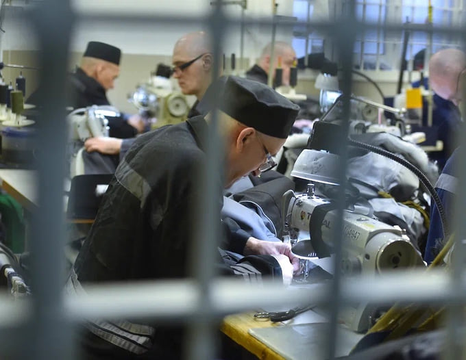 Работа для пожизненно осужденных в "Черном дельфине" — тоже привилегия, которую надо заслужить годами примерного поведения