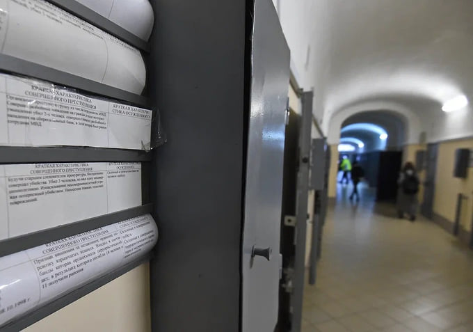 За время своего существования стены "Черного дельфина" повидали сотни самых кровавых и жестоких преступников России. Никому из них еще не удавалось выйти из колонии досрочно, хотя в других зонах подобного типа такие прецеденты были