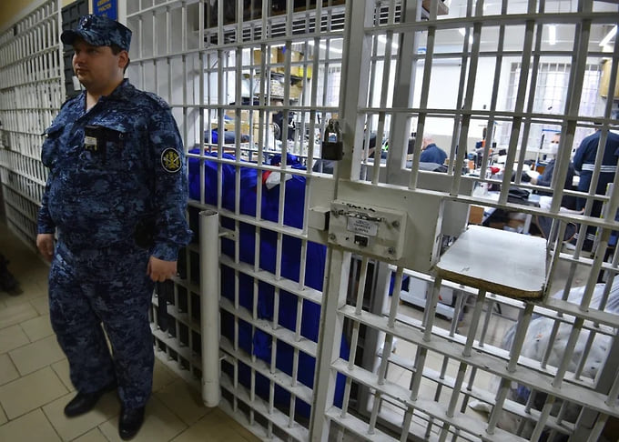 Всего пожизненные сроки в "Черном дельфине" отбывают около 600 человек. Среди них, например, Олег Костарев, устроивший теракт на Черкизовском рынке в 2006 году, из-за которого погибли 14 человек, а также людоед Владимир Николаев, член банды Сергея Цапка Владимир Алексеев (Вова Беспредел), лидер ОПГ "Хади Такташ" Радик Галиакберов, организаторы теракта на Дубровке, тольяттинский маньяк Олег Рыльков