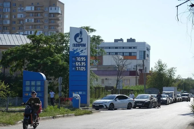 Очередь из машин выстроилась на АЗС Газпрома в Астрахани