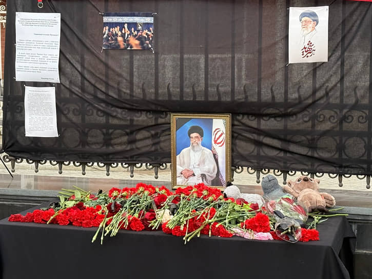 Власти Ирана признали гибели аятоллы Али Хамейни в результате американо-израильских бомбардировок — его портрет выставили у генконсульства исламской республики в Астрахани