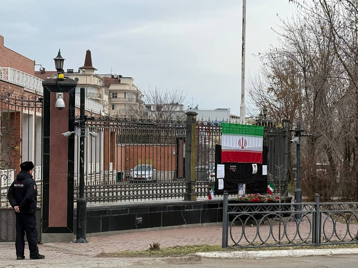 Возле генконсульства Ирана, где появился мемориал жертвам американо-израильских бомбардировок, дежурит полиция