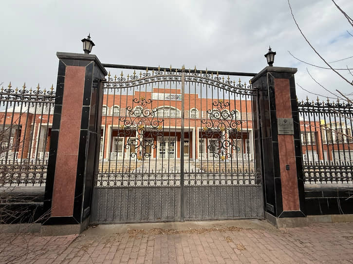 Генконсульство Ирана в Астрахани, где появился мемориал жертвам американо-израильских бомбардировок, расположено на Адмиралтейской, рядом с кремлем