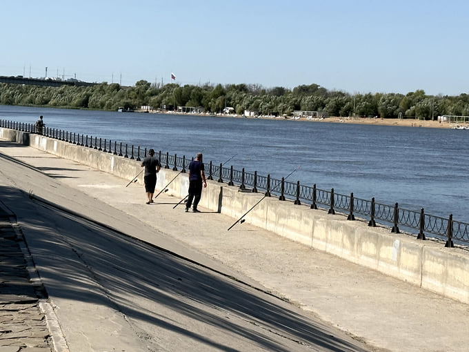 Астраханские рыбаки заняты своим делом на Астраханской набережной вне зависимости от благоустройства