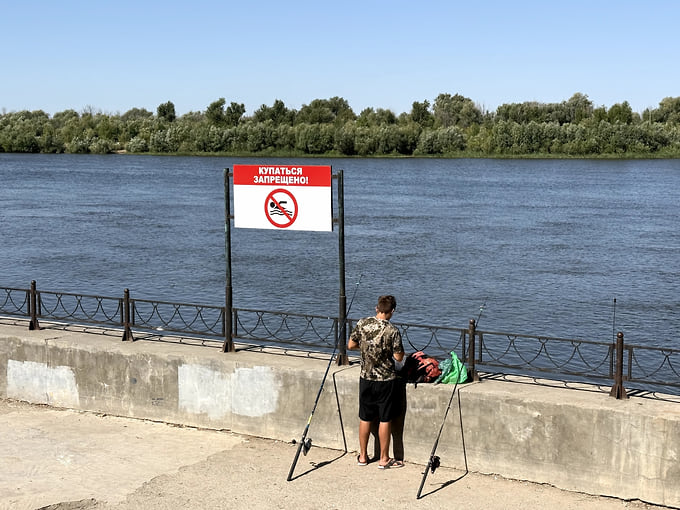 Астраханские рыбаки заняты своим делом на Астраханской набережной вне зависимости от благоустройства