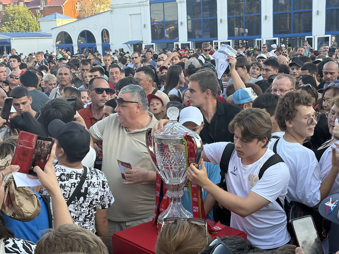 Хрустальный кубок привезли в Астрахань в рамках трофи-тура ФОНБЕТ
