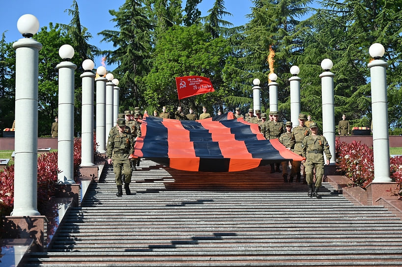 В церемонии на Завокзальном мемориальном комплексе участвовали глава города Андрей Прошунин, депутат Государственной Думы РФ Константин Затулин, председатель Городского Собрания Сочи Виктор Филонов, епископ Сочинский и Туапсинский Герман