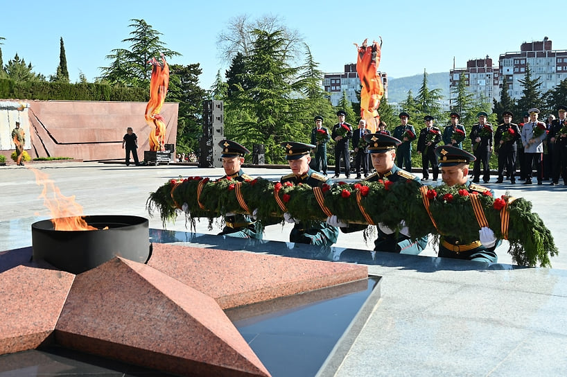 На главном городском мемориале захоронены более четырех тысяч воинов, скончавшихся от ран в сочинских госпиталях