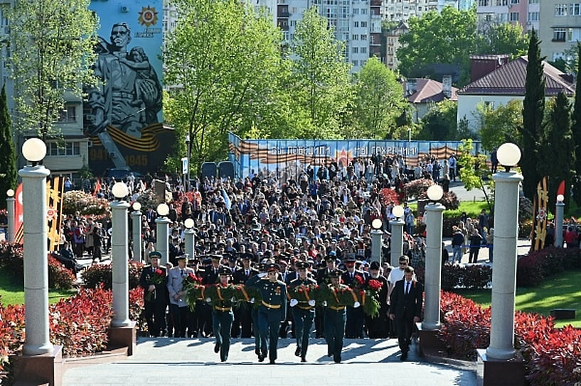 Сегодня в Сочи торжественные возложения гирлянд памяти и цветов проходят во всех районах на 105 памятниках военной истории