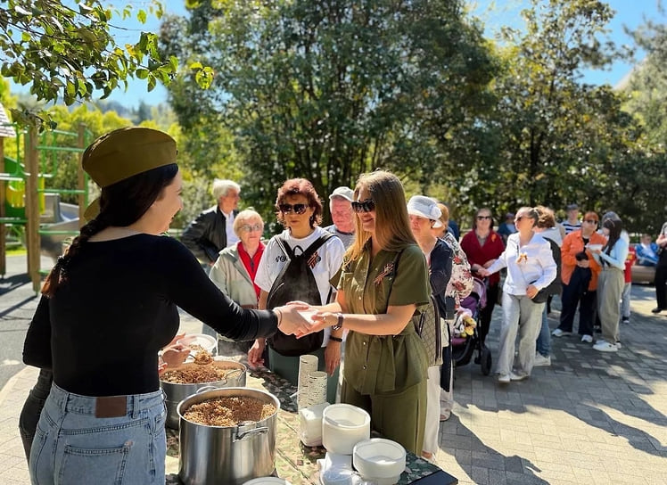 В парке «Ривьера» для гостей развернули полевую кухню и организовали показ фильмов советских лет