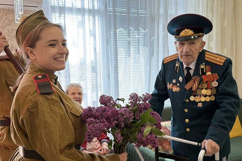 Юнармейцы приняли участие в поздравлении участников Великой Отечественной войны в дни с 7 по 9 мая