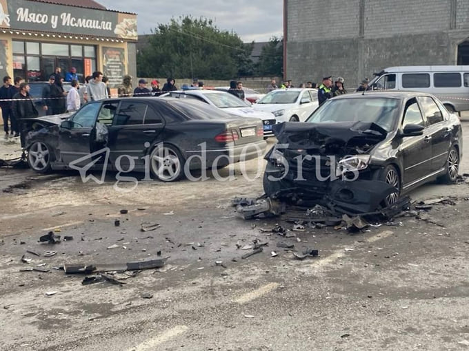 В Хасавюрте в массовом ДТП погиб водитель Mercedes, двое ранены