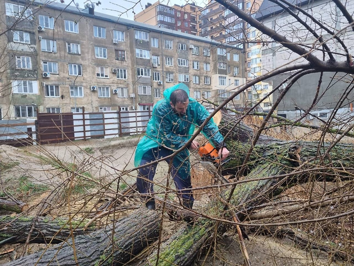 Коммунальные и экстренные службы, а также министерства энергетики, природы, строительства и транспорта были переведены в круглосуточный режим работы 